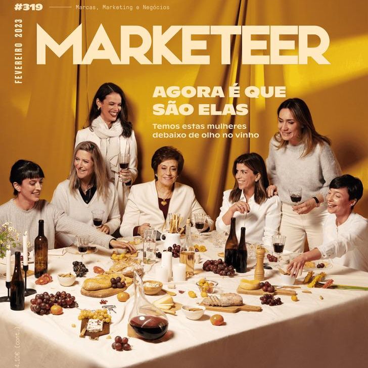 Mulheres debaixo de olho no vinho